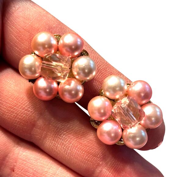 Clip on earrings pink beaded rounds clusters classic mid century vintage 1960’s - Picture 6 of 6